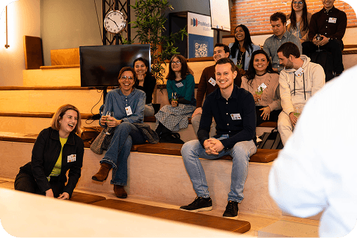 Estudiantes compartiendo en clase